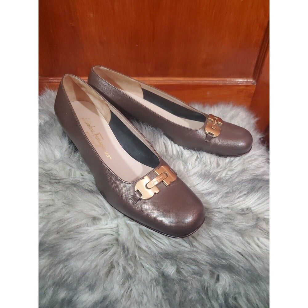 Salvatore Ferragamo 9.5 Brown/Bronze Leather Vara Buckle Pumps Chunky Heels